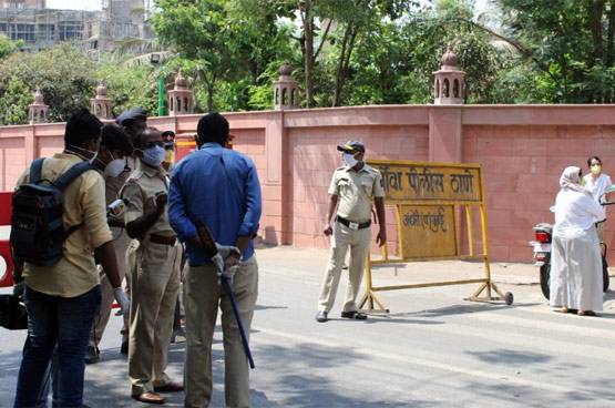 लॉकडाउन के बीच इरफान खान के जनाजे में पहुंचे ये बॉलीवुड सितारे