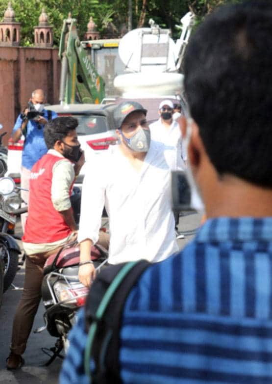 लॉकडाउन के बीच इरफान खान के जनाजे में पहुंचे ये बॉलीवुड सितारे