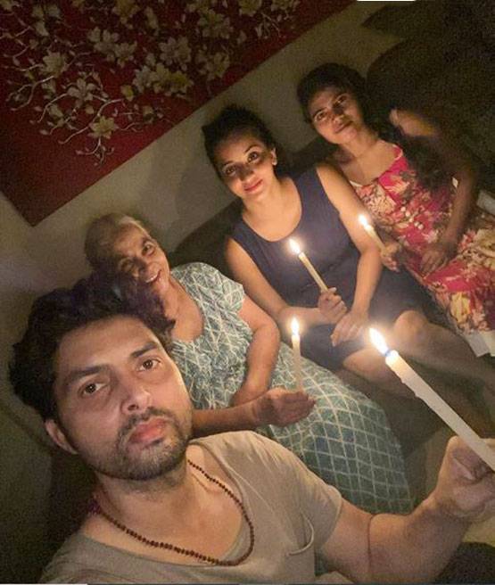 कोरोना के खि‍लाफ जंग: अक्षय कुमार से लता मंगेशकर तक, सभी ने जलाई कैंडि‍ल