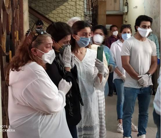 चिंटू अंकल को अलविदा कहने पहुंचे सैफ-करीना, भाई रणधीर दिखे साथ