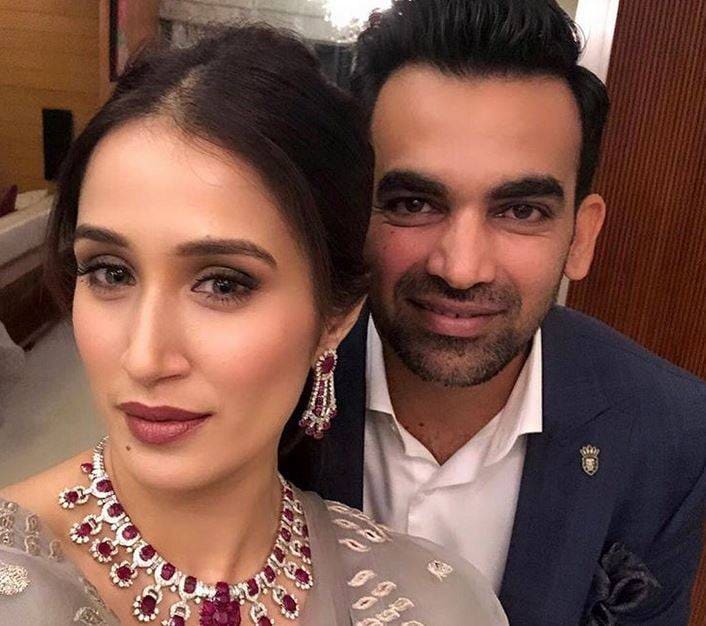 जहीर खान ने वाइफ सागरिका संग जलाए दीये, लोग याद दिलाने लगे धर्म