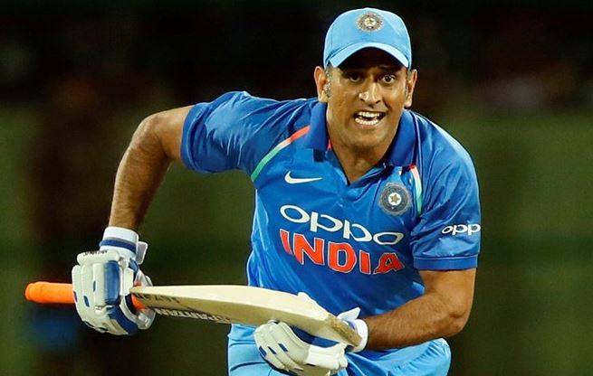 धोनी को लेकर गावस्कर का बड़ा खुलासा, फ्लाइट में ऐसे करते थे सफर