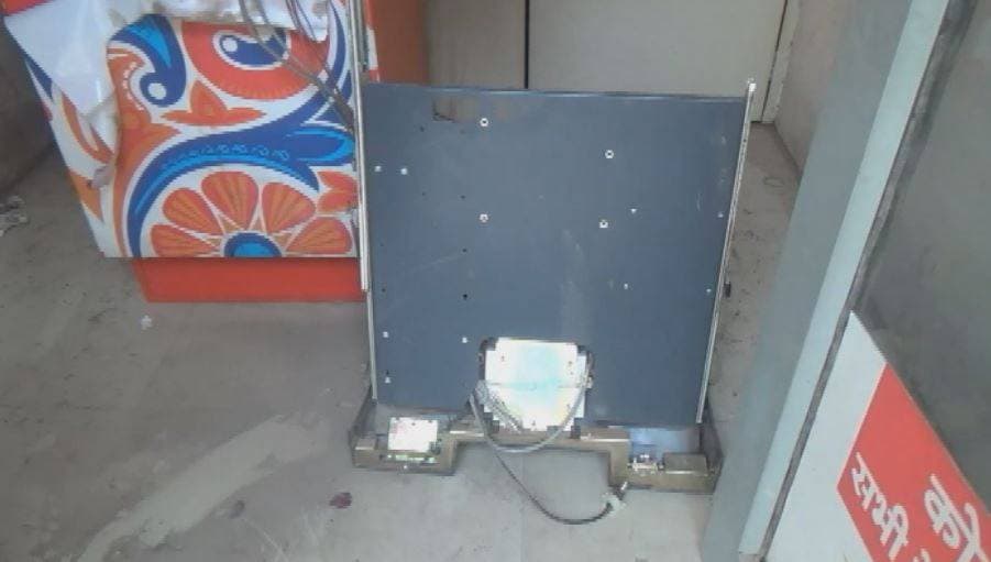 ATM लूटने में हुआ नाकाम तो करने लगा उखाड़ने की कोशिश और फिर...