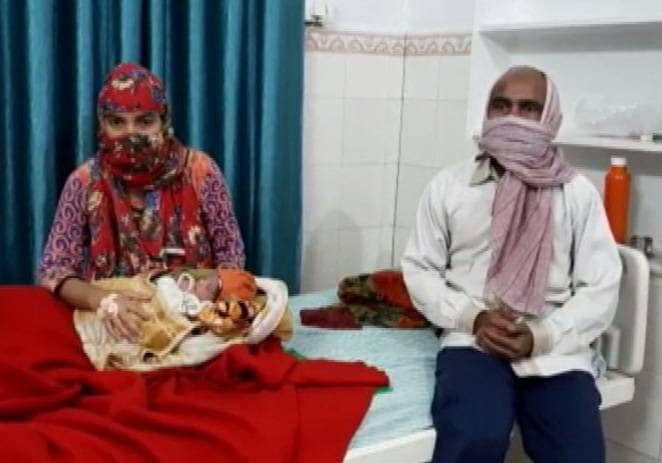 कोरोना: लॉकडाउन में पैदा हुआ बच्चा, नाम रख दिया सैनिटाइजर