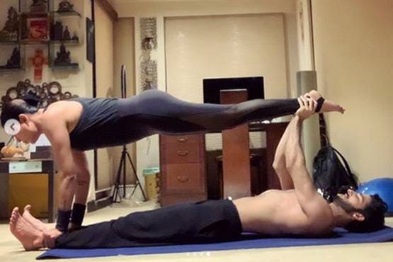 सुष्मिता ने शेयर की बॉयफ्रेंड संग योगा करते हुए तस्वीरें, दिया खास मैसेज