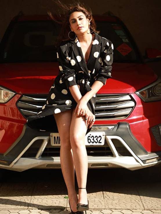 इश्कबाज फेम एक्ट्रेस का ग्लैमरस अवतार, स्ट्रेपलेस बिकिनी में सेल्फी वायरल