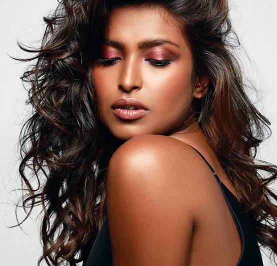 रियल लाइफ में ग्लैमरस हैं 'कार्तिक पूर्णिमा' की पौलोमी दास, PHOTOS