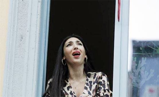 भारत से पहले कोरोना संकट में इस देश ने की थी बालकनी से लाइटिंग, गाए थे गाने