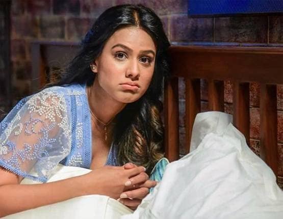 व्हाइट मोनोकनी में निया शर्मा का बोल्ड अंदाज, हाई हील्स में दिया पोज