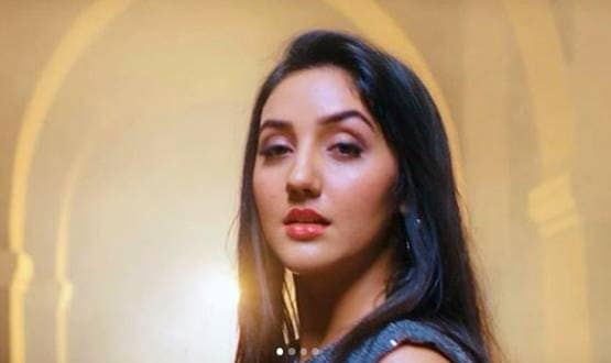 हिना खान की बेटी बनकर हुईं फेमस, अब कर रहीं 19 साल बड़े एक्टर संग रोमांस