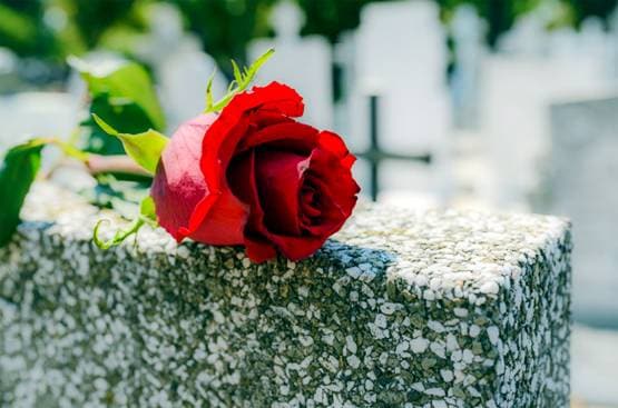 कोरोना से मौत पर शव की अंत्येष्टि जलाकर करना ठीक या दफनाकर?