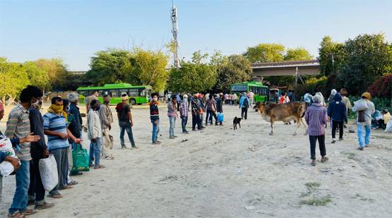 मुंह पर गमछा, हाथ में थैला, लॉकडाउन में बाहर निकले मजदूर