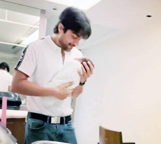 डिलीवरी के बाद एक्ट्रेस का नहीं दिखा बैली फैट, स्लिम अवतार देख शॉक्ड फैंस