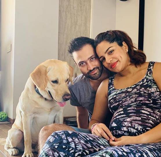 कुमकुम भाग्य एक्ट्रेस ने फ्लॉन्ट किया बेबी बंप, डॉगी के लिए लिखा नोट