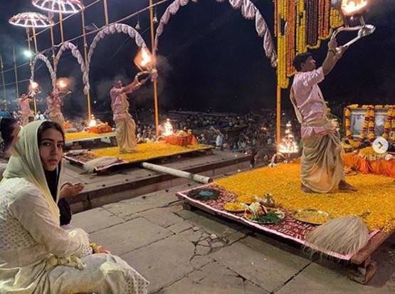 ट्रैक्टर पर सारा अली खान ने क्लिक करवाई तस्वीर, हो रही वायरल