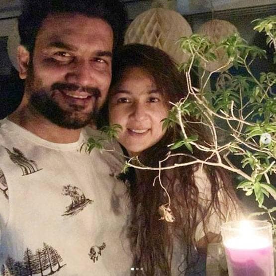 कोरोना के खि‍लाफ जंग: अक्षय कुमार से लता मंगेशकर तक, सभी ने जलाई कैंडि‍ल