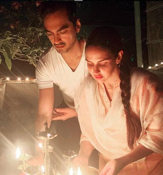 9बजे9मिनट: हेमा ने बेटी-दामाद संग जलाया दीया, धर्मेंद्र ने जलाई मशाल