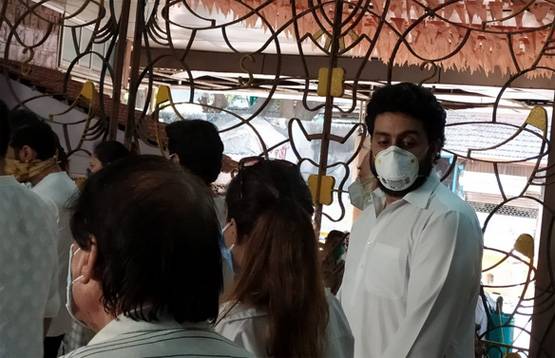 ऋषि कपूर की अंतिम विदाई में रोती दिखीं नीतू कपूर, आलिया ने संभाला