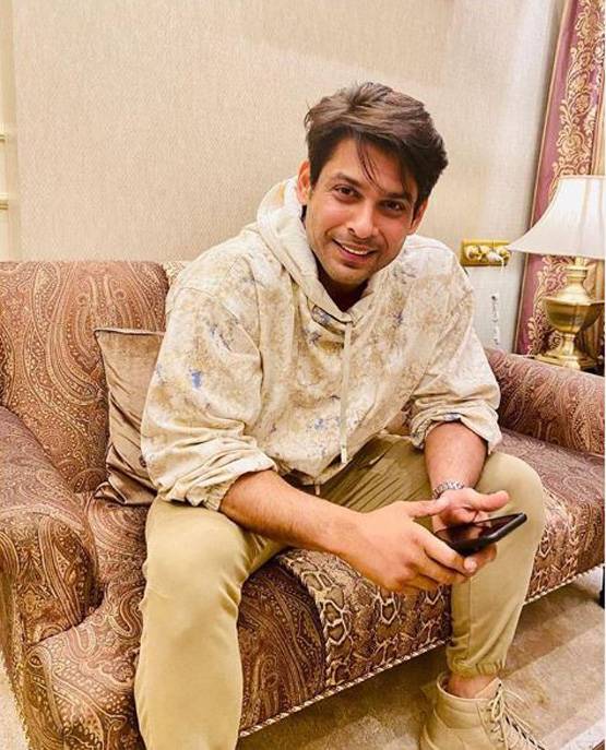 हिंदुस्तानी भाऊ ने बनाया बिग बॉस वॉट्सऐप ग्रुप, जानिए कौन अंदर कौन बाहर