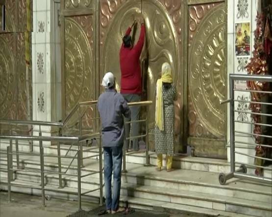 महाष्टमी पर सूना पड़ा रहा दिल्ली का झंडेवाला मंदिर, देखें तस्वीरें