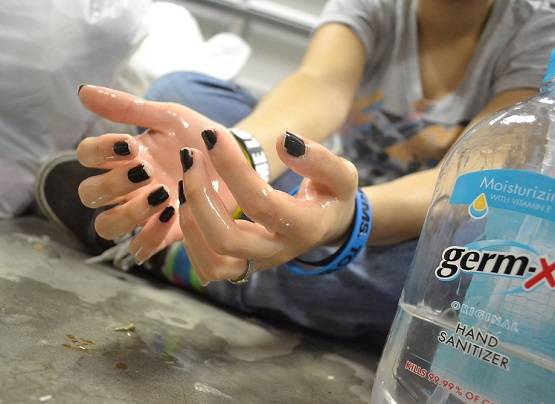 न भीड़ जुटाएं न सैनिटाइजर लगाएं, दीप जलाते वक्त ध्यान रखें ये बातें