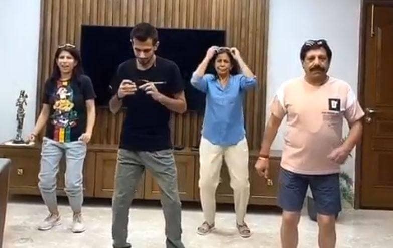 वीडियो: काला चश्मा लगाकर डांस, चहल ने परिवार संग यूं की मस्ती