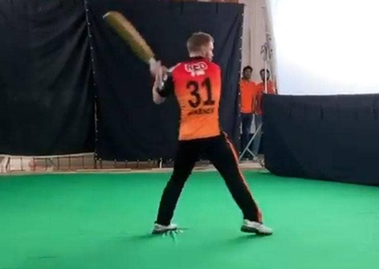 तलवार चलाने का VIDEO शेयर कर बोले वॉर्नर- जडेजा जैसा एक्शन?