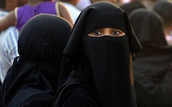 PAK: छोटे कपड़े वाली महिलाओं के कारण कोरोना, मौलाना के बयान पर बवाल