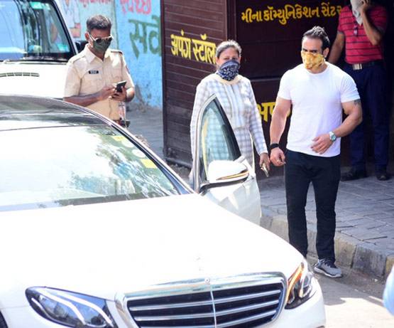 श्मशान घाट पहुंचा ऋषि कपूर का पार्थिव शरीर,अंतिम विदाई में 25 लोग शामिल