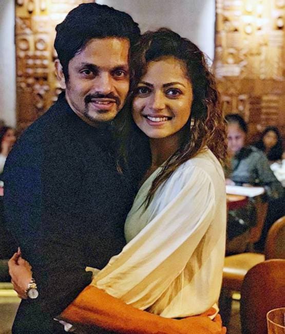 लॉकडाउन के बीच छाई टीवी एक्ट्रेस की रोमांटिक फोटो, पति संग किया लिपलॉक