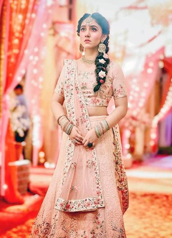 हिना खान की बेटी बनकर हुईं फेमस, अब कर रहीं 19 साल बड़े एक्टर संग रोमांस