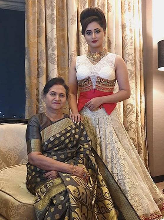 थ्रोबैक फोटोज से पुरानी यादें ताजा कर रहीं रश्मि, आरती-युविका संग आईं नजर