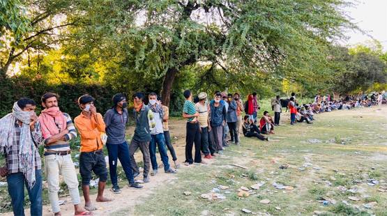 मुंह पर गमछा, हाथ में थैला, लॉकडाउन में बाहर निकले मजदूर