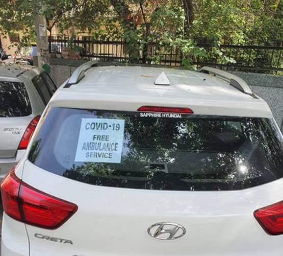 मरीजों को अस्पताल लेकर जाते  हैं साजिद, पर्सनल कार को बनाया एंबुलेंस