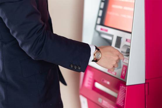 ATM से भी फैल रहा कोरोना, पैसे निकालते समय बरतें ये 8 सावधानियां