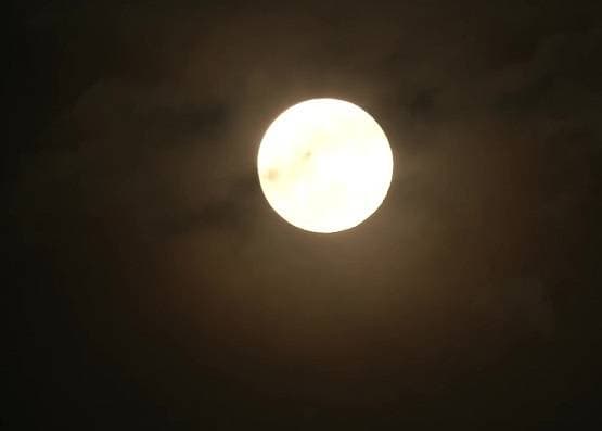 लॉकडाउन में सन्नाटे के बीच आया गुलाबी सुपरमून, देखें तस्वीरें