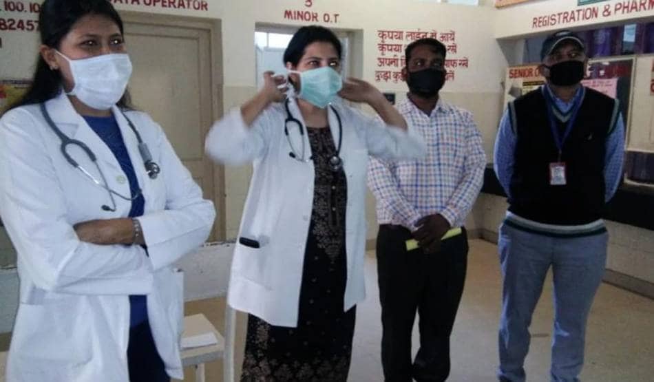 भारत में 50 से ज्यादा डॉक्टर और मेडिकल स्टॉफ कोरोना पॉजिटिव