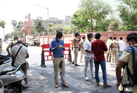 लॉकडाउन के बीच इरफान खान के जनाजे में पहुंचे ये बॉलीवुड सितारे