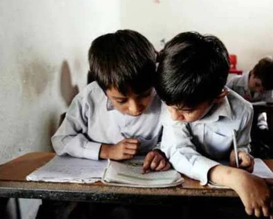 लॉकडाउन में 10 घंटे पढ़ रहे हैं पाकिस्तान के बच्चे, यहां लगती है खास क्लास