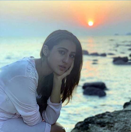 ट्रैक्टर पर सारा अली खान ने क्लिक करवाई तस्वीर, हो रही वायरल