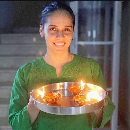 कोरोना के खि‍लाफ जंग: अक्षय कुमार से लता मंगेशकर तक, सभी ने जलाई कैंडि‍ल