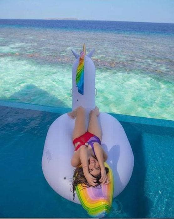 मौनी रॉय ने बिकिनी में शेयर की तस्वीरें, लॉकडाउन में मिस कर रही हैं समंदर