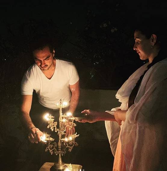 9बजे9मिनट: हेमा ने बेटी-दामाद संग जलाया दीया, धर्मेंद्र ने जलाई मशाल