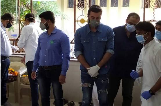 ऋषि कपूर की अंतिम विदाई में रोती दिखीं नीतू कपूर, आलिया ने संभाला