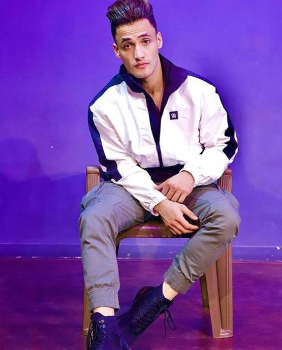 हिंदुस्तानी भाऊ ने बनाया बिग बॉस वॉट्सऐप ग्रुप, जानिए कौन अंदर कौन बाहर