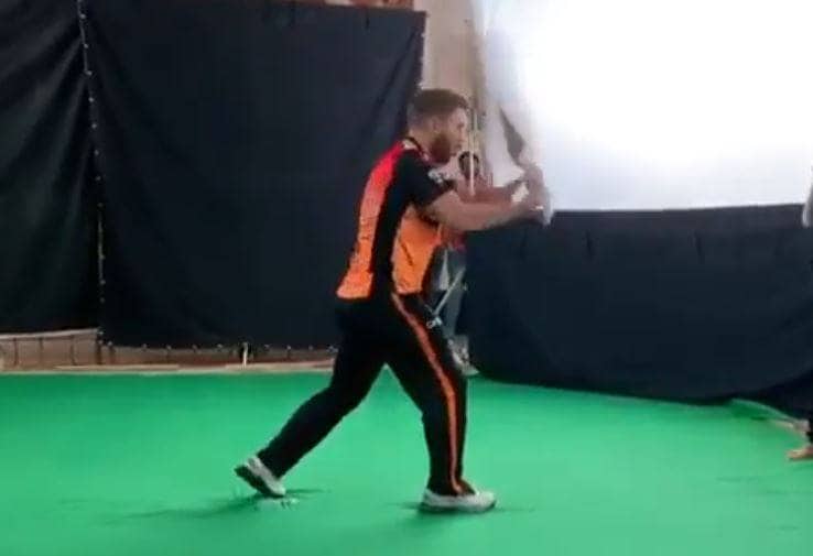 तलवार चलाने का VIDEO शेयर कर बोले वॉर्नर- जडेजा जैसा एक्शन?