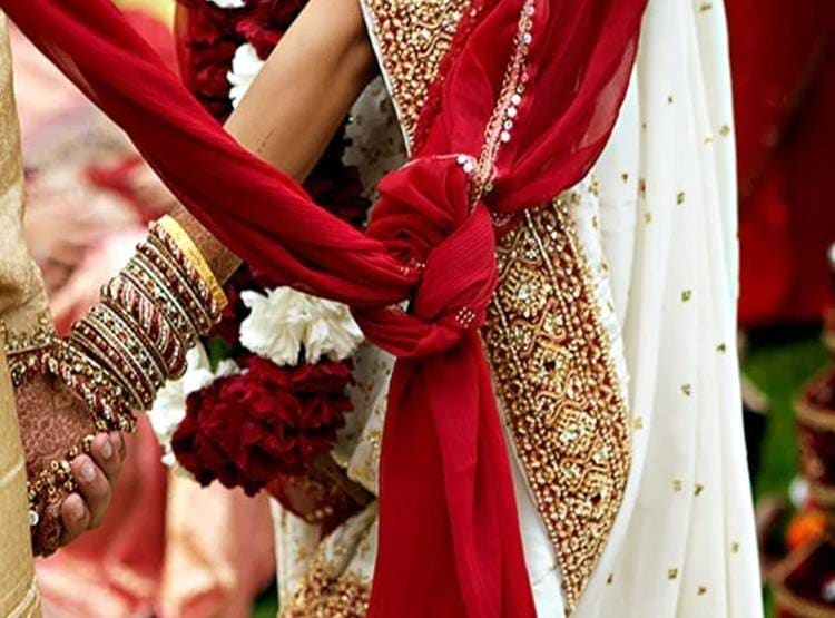 लॉकडाउन: विदेशी दुल्हन-देसी दूल्हा, रात में खुला कोर्ट, तब हुई शादी