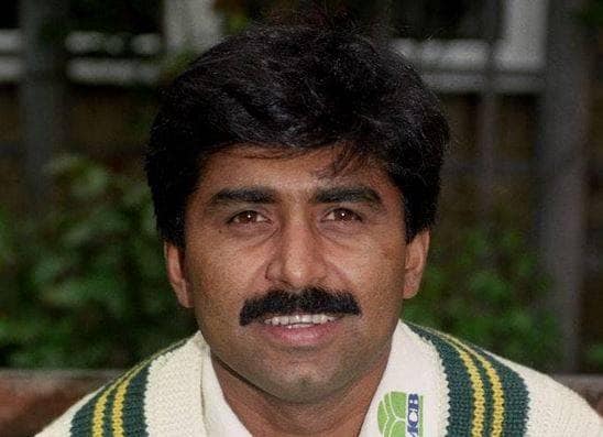 मियांदाद बोले- शास्त्री को कमरे से निकाल कर स्विमिंग पूल में फेंक दिया था