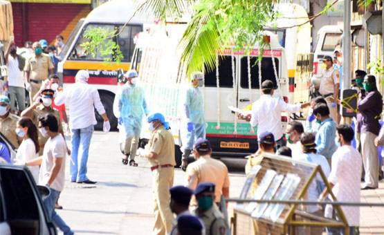 इलेक्ट्र‍िक प्रणाली से हुआ ऋषि कपूर का अंतिम संस्कार, परिवार ने दी श्रद्धांज‍लि