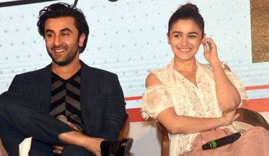 नहीं होगी डेस्टिनेशन वेडिंग, दिसंबर में इस शहर में फेरे लेंगे आलिया-रणबीर!